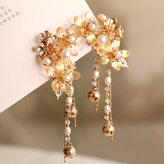 Retro Fashion Accessory With Bell And Tassel Hair Clip