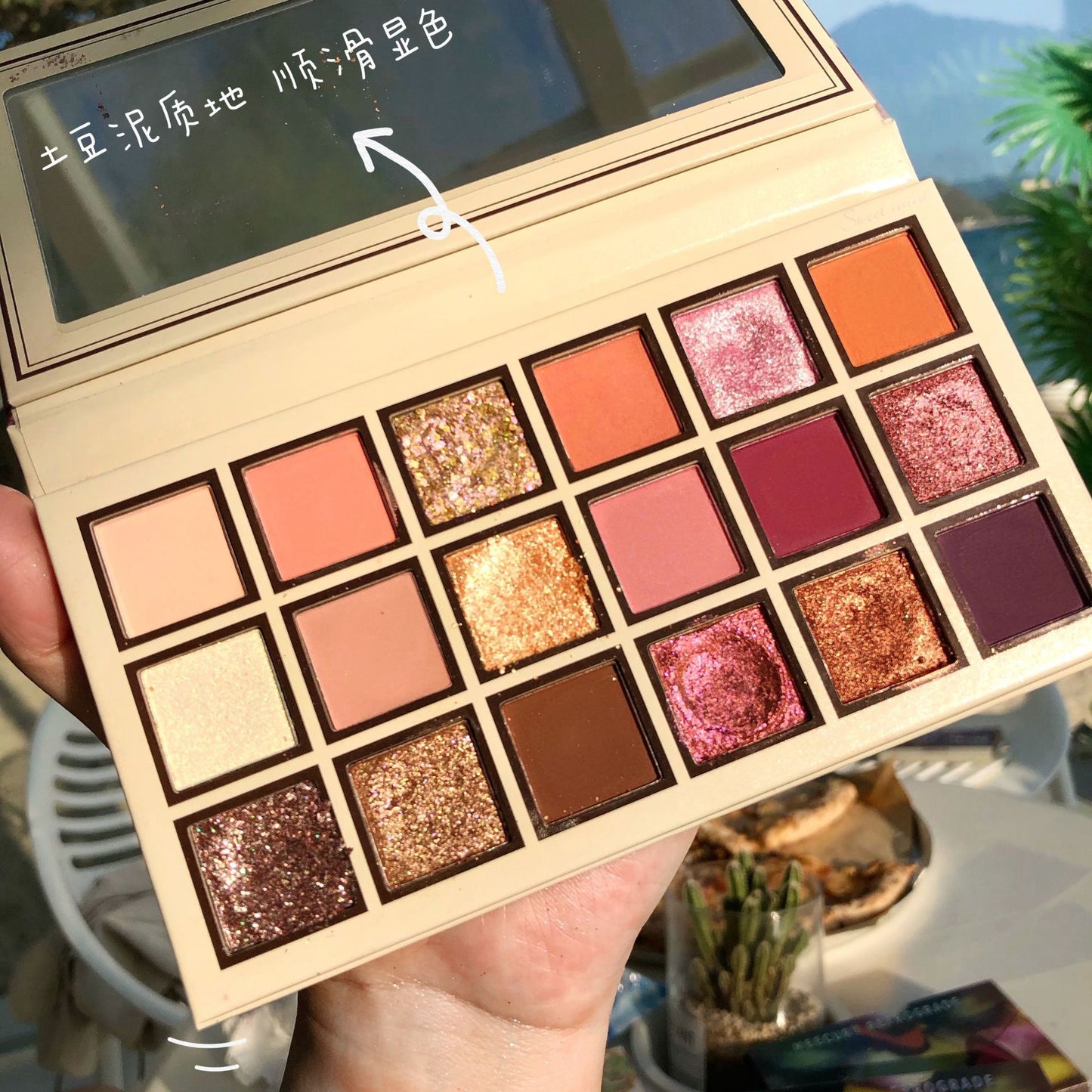 18-color racing eyeshadow palette