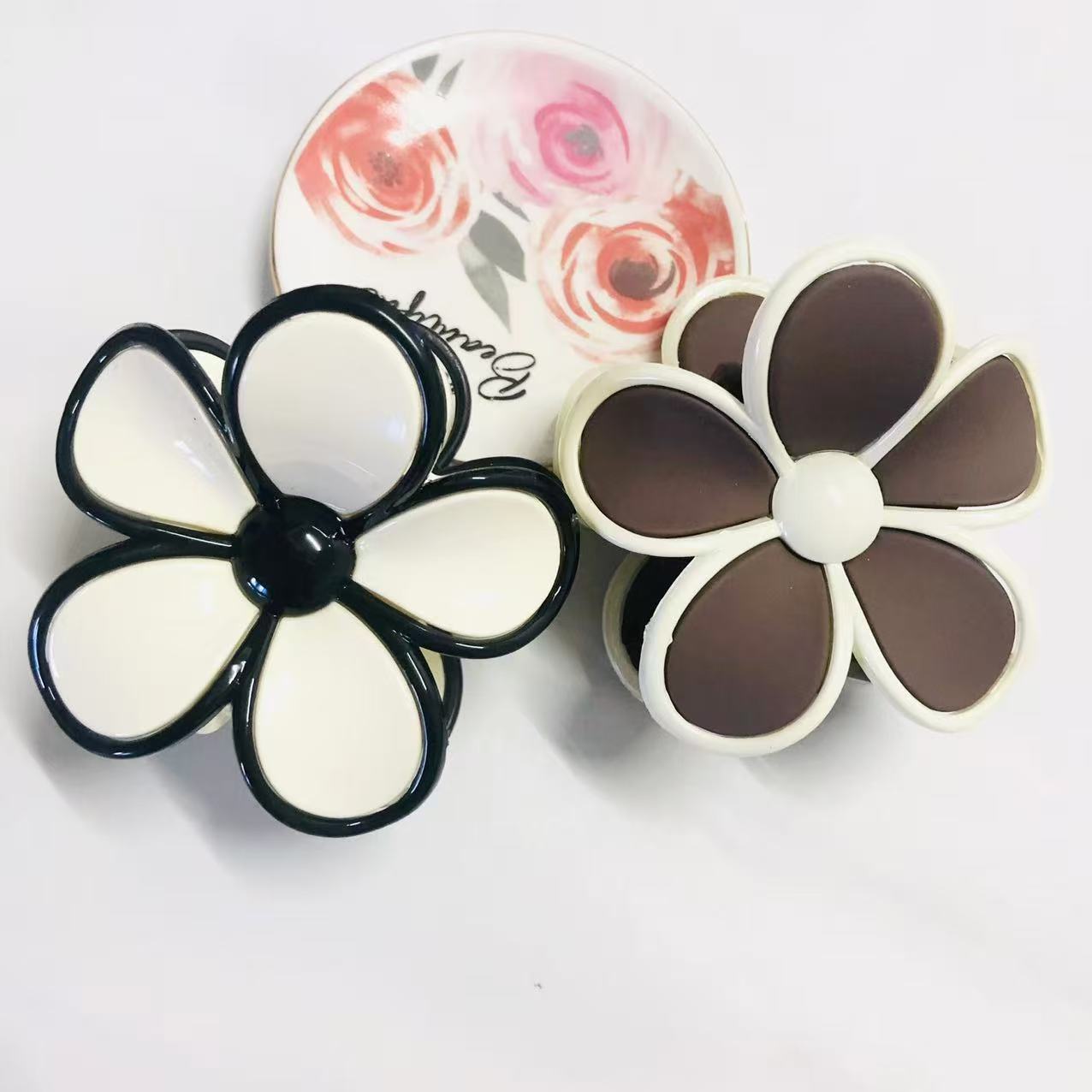 Medium-sized Bicolor Flower Hair Clip With A Baked Finish